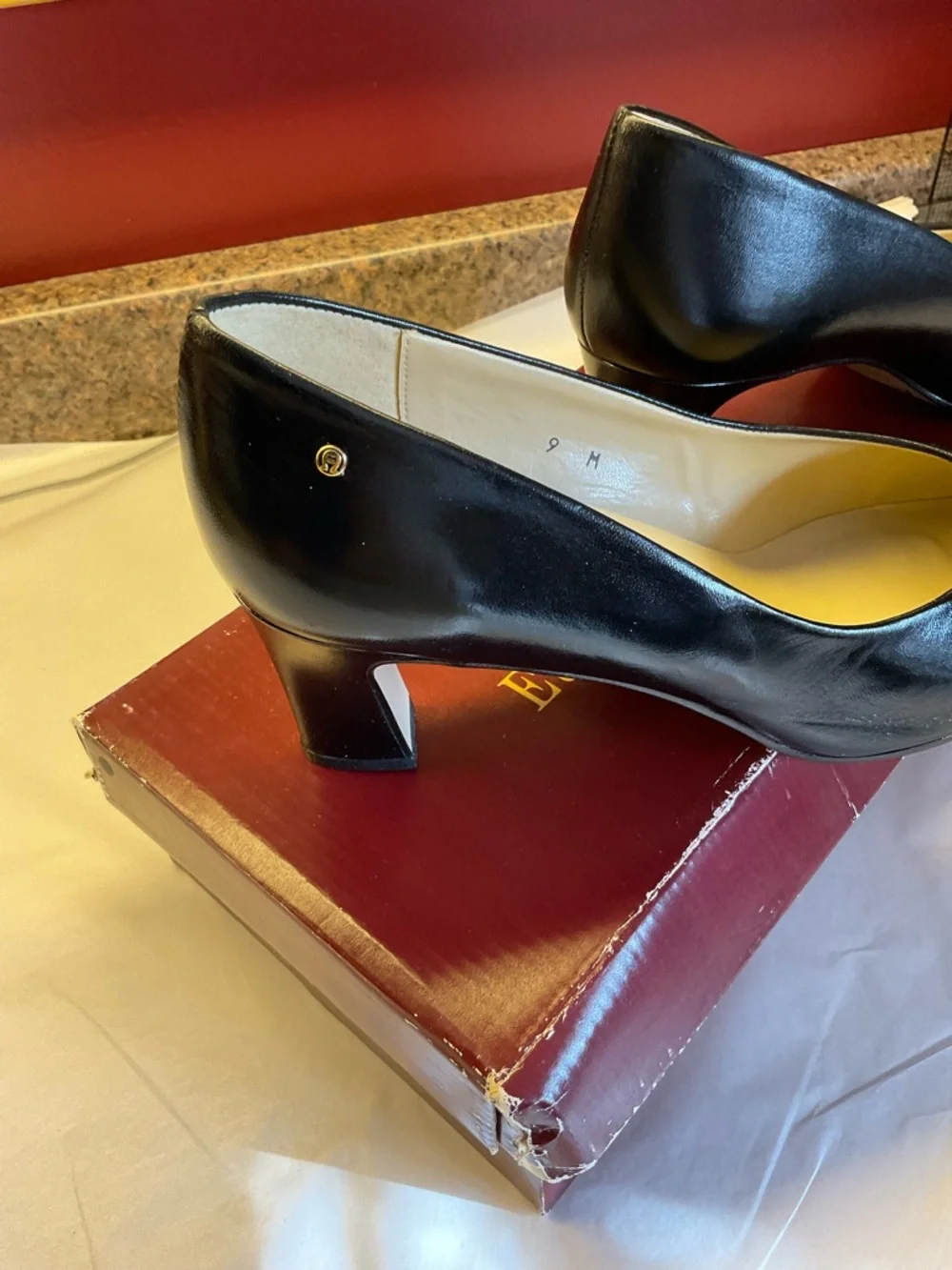 Etienne Aigner Black Leather Heels 9 New - Picture 2 of 4